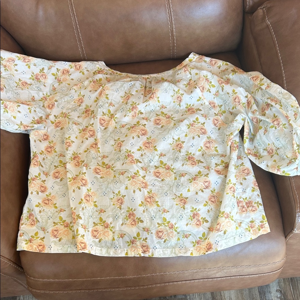 sendero  Floral Button-Up Blouse - Soft Peach Roses crop - Picture 3 of 6